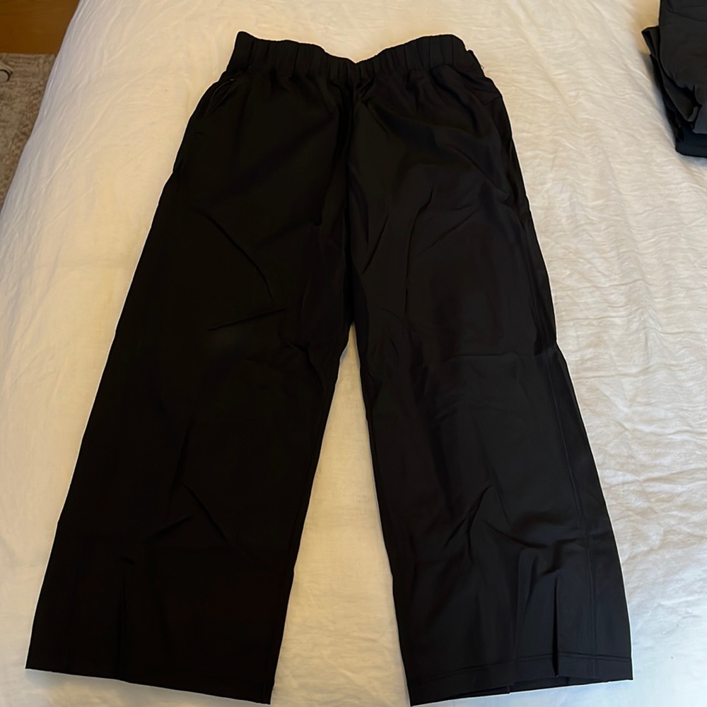 Lululemon black lightweight cropped pants